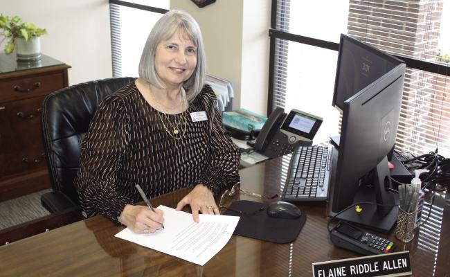 Elaine Riddle Allen officially retired April 3 after a 40-year career working at American National Bank of Texas (ANBTX) in Canton. Allen began working at the bank in June 1985 when it was known at Traders State Bank. The bank changed its name to Bank of Van Zandt in 1986 before becoming ANBTX in 1989. A reception was held in Allen’s honor April 3. Photo by David Barber