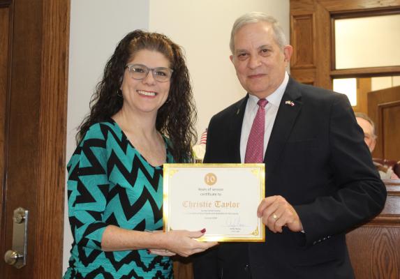 Van Zandt County Court Administrator Christie Taylor was recognized for her 10 years of service to VZC Jan. 31 during the regular meeting of the VZC Commissioners Court. Presenting her with a ‘Certificate of Appreciation’ is VZC Judge Andy Reese. Photo by David Barber