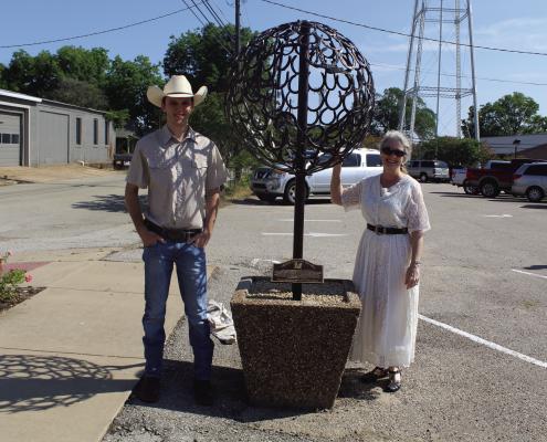 Van Zandt County artist Jon Wiley Keen stands with Canton Mayor Lou Ann Everett as a horseshoe sculpture was unveiled June 9 during a special ceremony at the intersection of State Highway 64 and Grand Saline Street. Photo by David Barber
