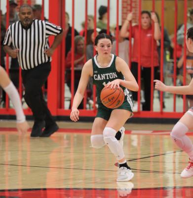 Lily Cervantes takes the ball up in the third quarter of Canton’s loss against Van on Tuesday, Feb. 7. Photo by Lianna Reid