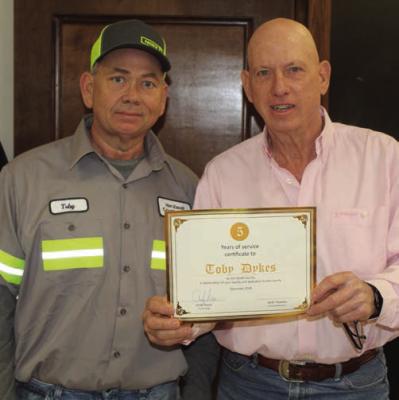 Van Zandt County Pct. 3 employee Toby Dykes (left) was recognized for his five years of service to VZC during the Dec. 31 regular meeting of the VZC Commissioners Court. Presenting a ‘Certificate of Appreciation’ to Dykes was VZC Pct. 3 Commissioner Keith Pearson.