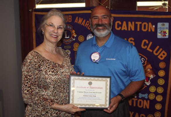 ‘A Certificate of Appreciation’ was presented to Canton Mayor Lou Ann Everett by Canton Lions Club President Jesse Carranza at the conclusion of the Canton Lions Club Luncheon Aug. 9. Everett was the guest speaker during the luncheon. Photo by David Barber