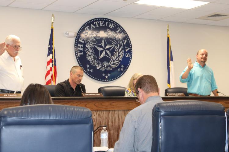 Canton councilmembers Jim Fuller, standing left, Blake Fowler, standing right, were sworn in during the May 17 city council meeting. Photos by Britne Hammons