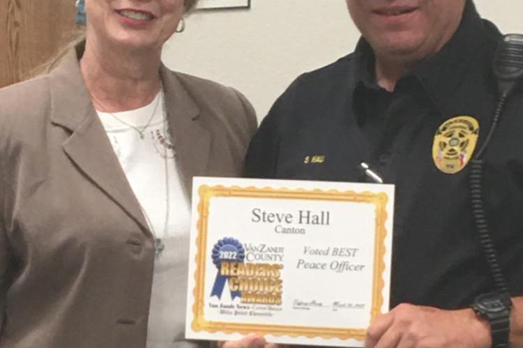 Canton Mayor Lou Ann Everett presented Steve Hall with a certificate for being voted BEST Peace Officer in the 2022 VZC Readers’ Choice Awards. Photos by Britne Hammons
